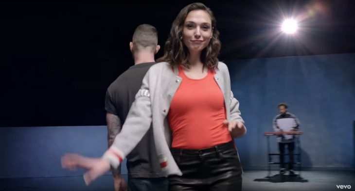 Gal gadot bailando en el nuevo video de Adam Levine Girls like you 