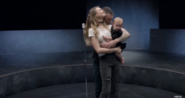 Adam Levine abrazando a su esposa e hija en el video girls like you 