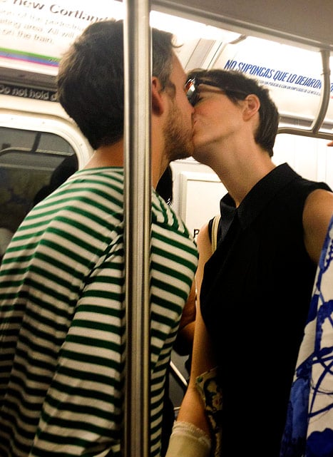 pareja de novios viajando en metro
