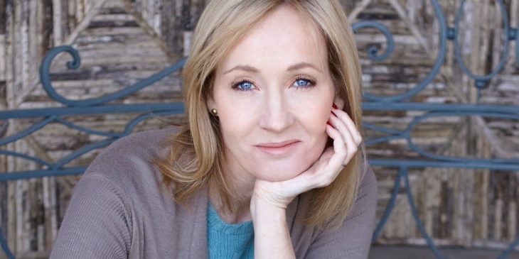 J.K. Rowling recargada en su mano