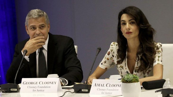 George Cloney y Amal en una conferencia 