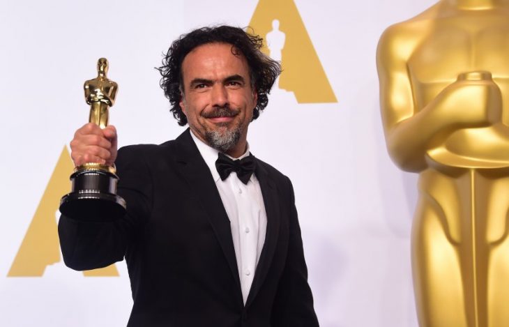 Alejandro González Iñárritu sosteniendo una estatuilla de los premios óscar 