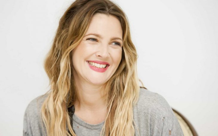 Drew Barrymore posando para una fotografía 