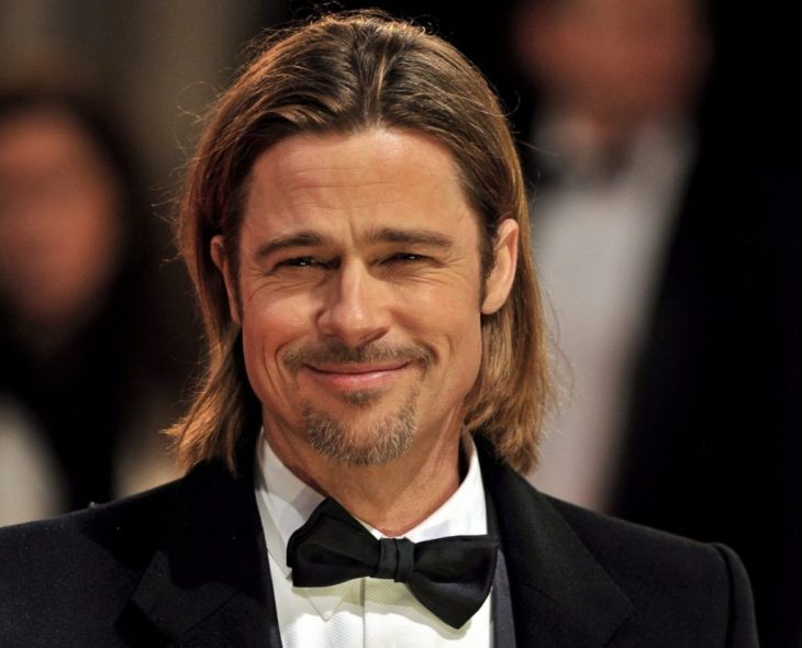 Brad Pitt usando un smokin en la gala de los Óscar 