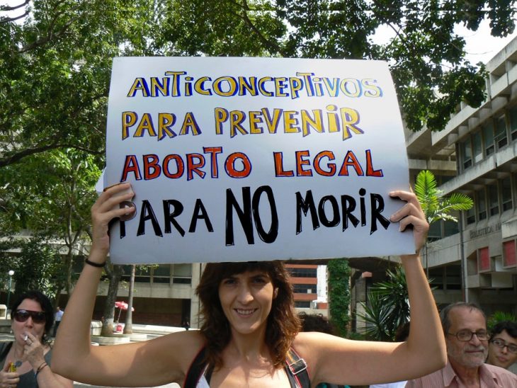 mujer con pancarta en las manos 