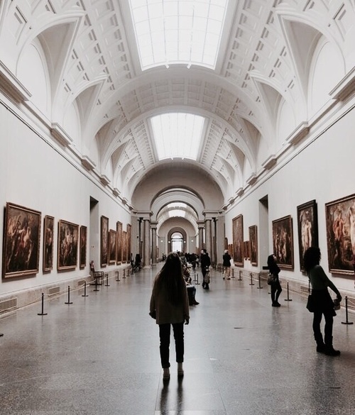 mujer en espacio grande galería 