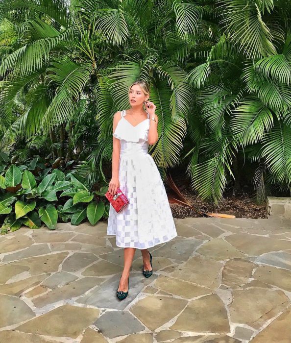 mujer con vestido blanco de verano 