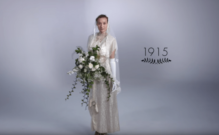 1915 mujer con ramo de boda y vestido de novia 