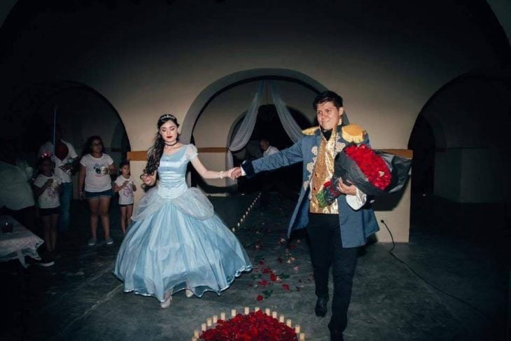 mujer y hombre de la mano con flores 