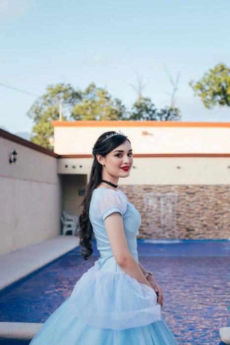 mujer con cabello largo y vestido azul de princesa