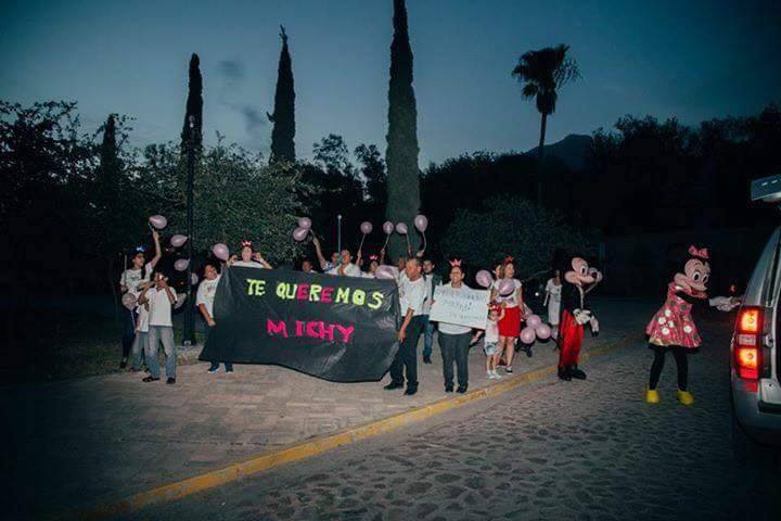 personas en la calle con pancarta 