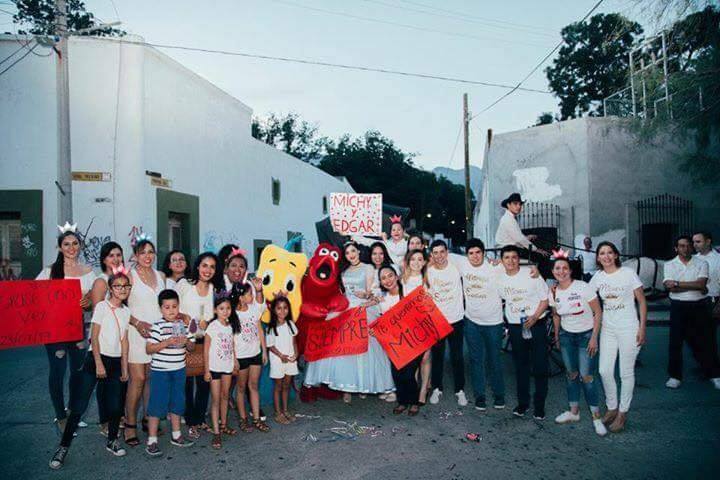 niños y niñas en la calle con pancartas 