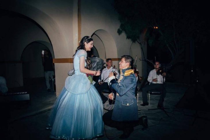 mujer con vestido de princesa y hombre hincado 