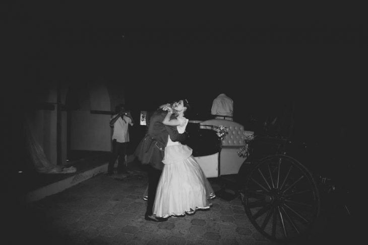 mujer y hombre bailando junto a carroza 