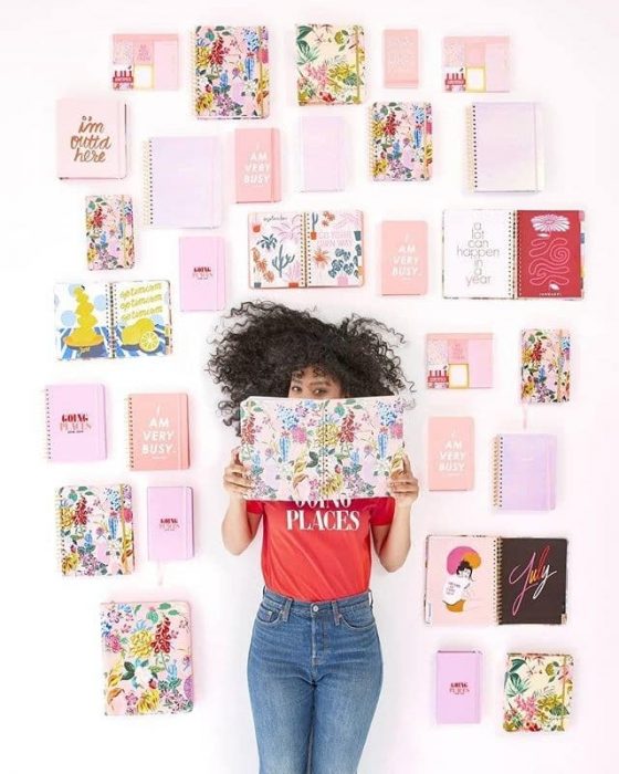 chica con cabello afro 