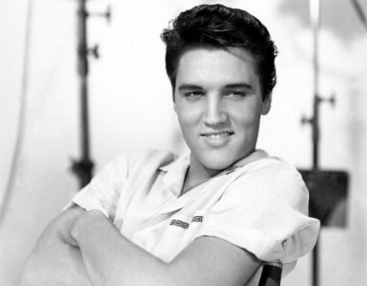 Elvis Presley posando para una fotografía 
