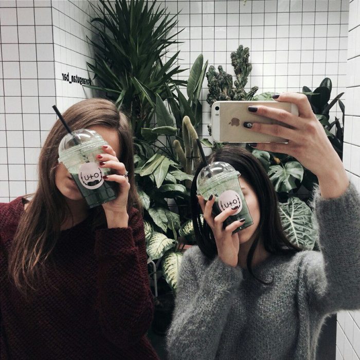 chicas tomando una malteada