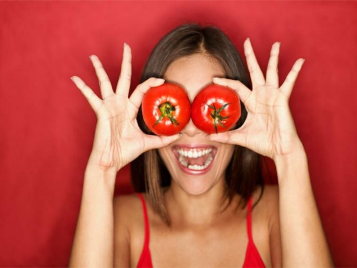 chica jugando con tomates 