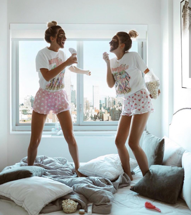 chicas en una pijamada 