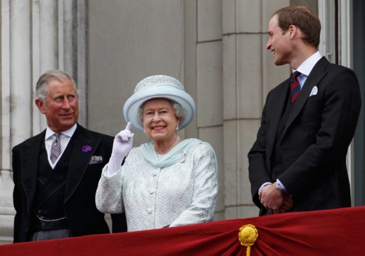 familia real inglesa sobre el balcón 