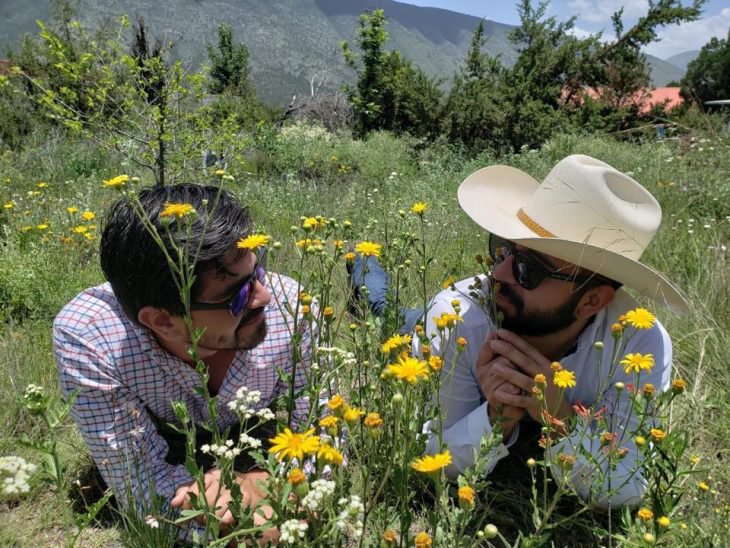 Chicos sentados en el pasto durante una sesión de fotos