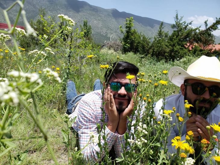 Chicos sentados en el pasto durante una sesión de fotos