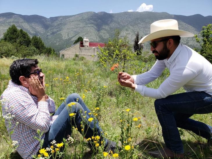 Chico regalando una flor a su mejor amigo 