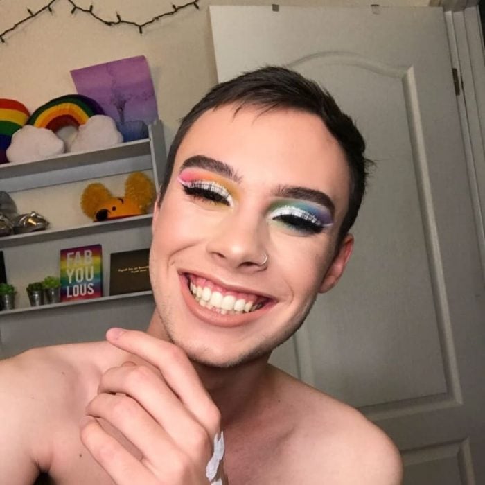 Andrew youtuber que hace tutoriales de maquillaje
