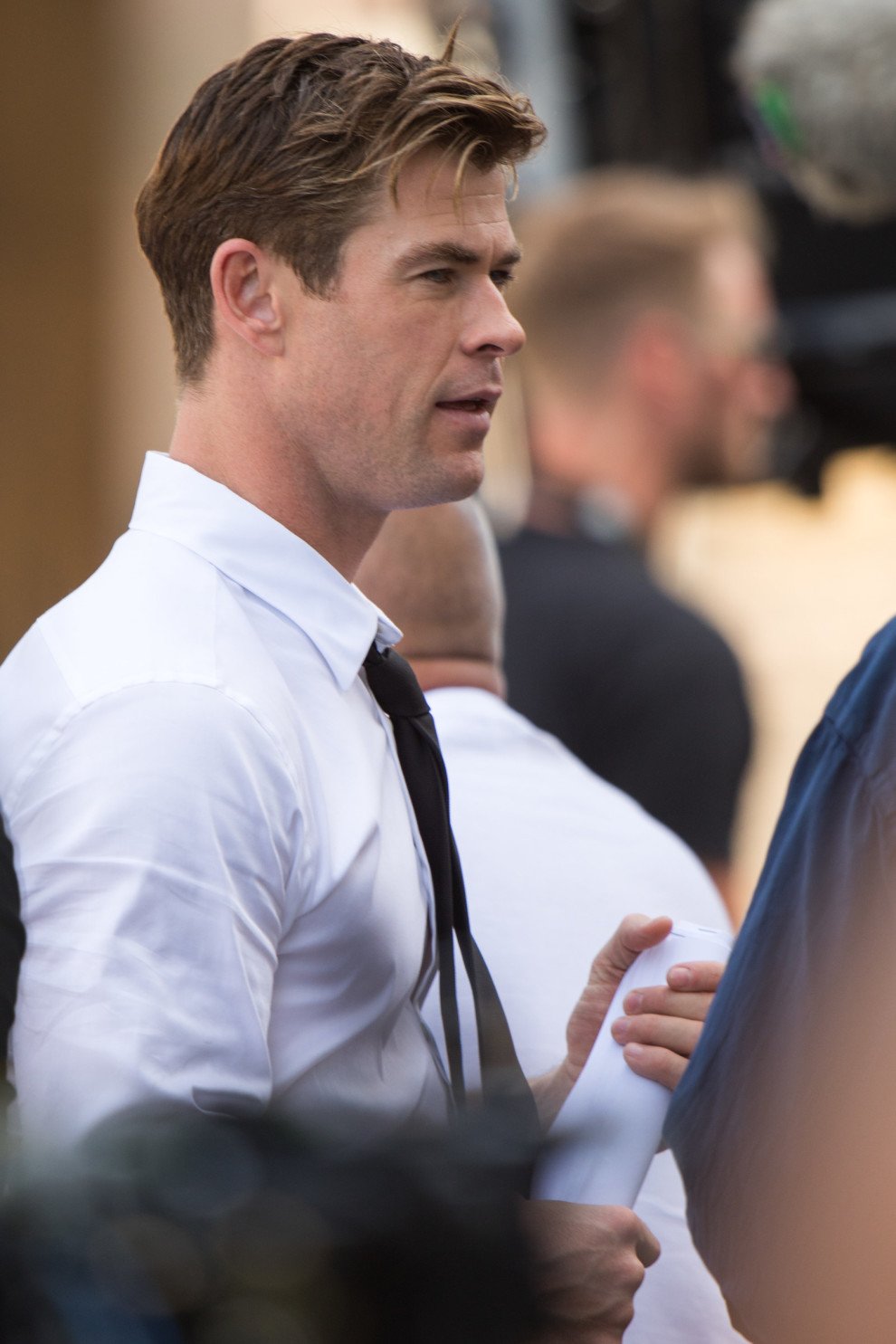 Chris Hemsworth vestido con un traje blanco con negro 