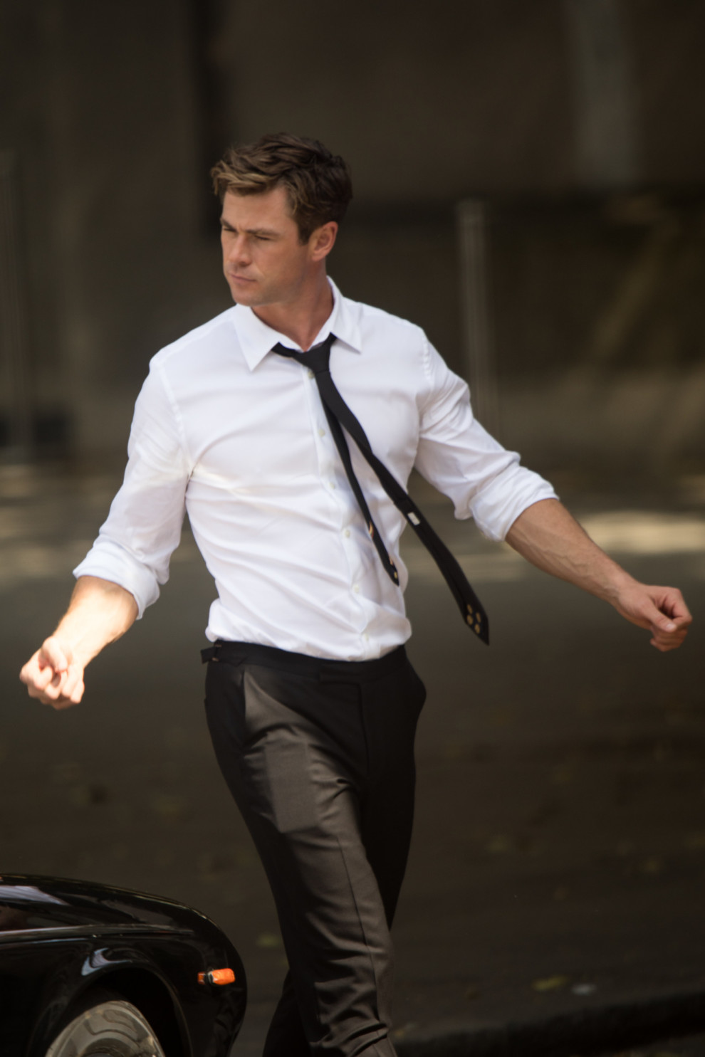 Chris Hemsworth vestido con un traje blanco con negro 