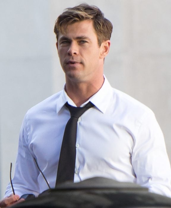 Chris Hemsworth vestido con un traje blanco con negro 