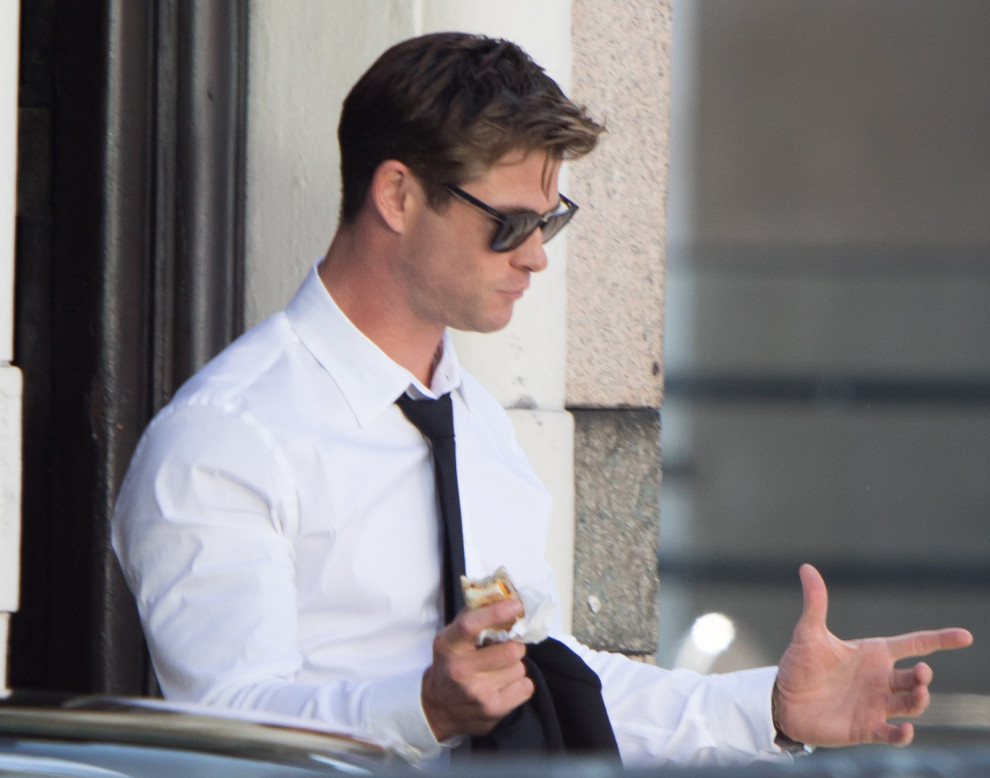 Chris Hemsworth vestido con un traje blanco con negro 