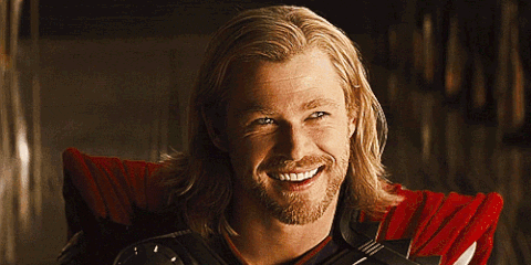 Chris Hemsworth como thor guiñendo el ojo