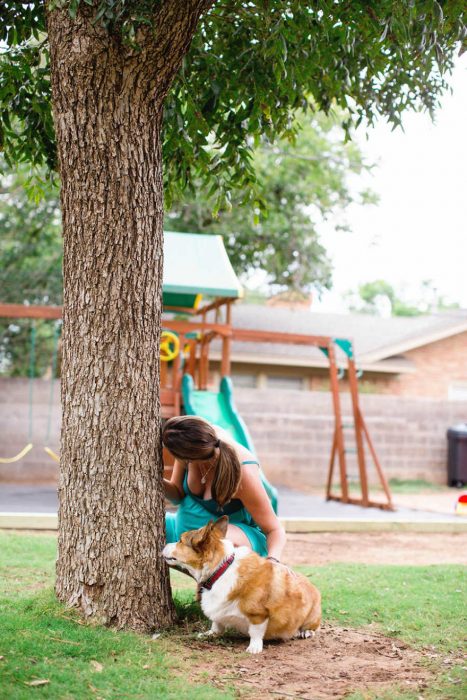 Mujer sujetada a un árbol mientras tiene contracciones