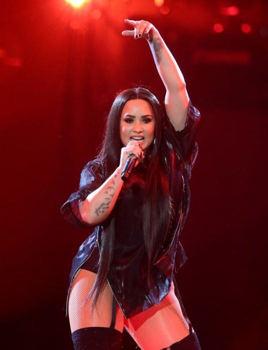 Demi Lovato cantando 