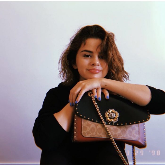 mujer con bolso y cabello corto 