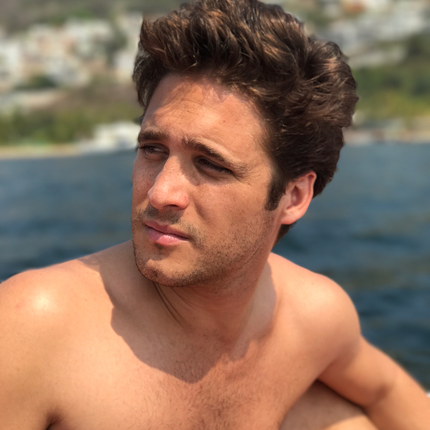 Diego Boneta luciendo sexi 