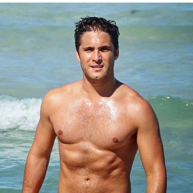 Diego Boneta luciendo sexi 