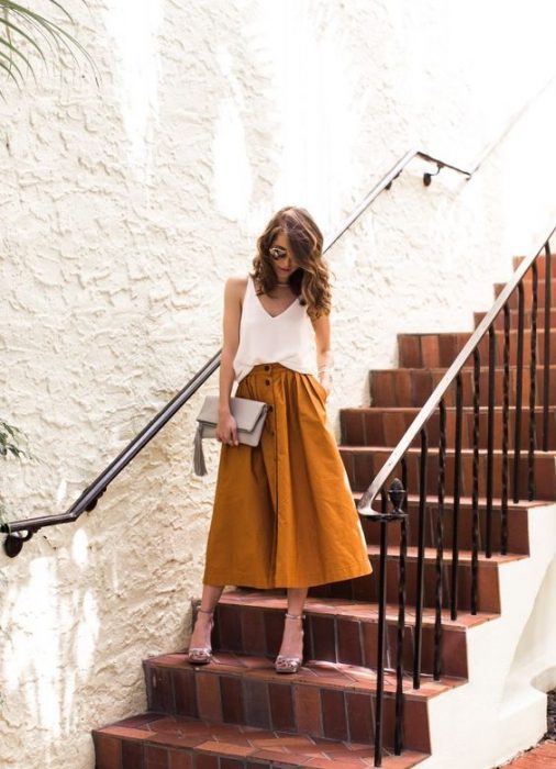 chica bajando las escaleras 