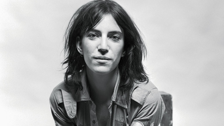 Patti Smith posando para una fotografía