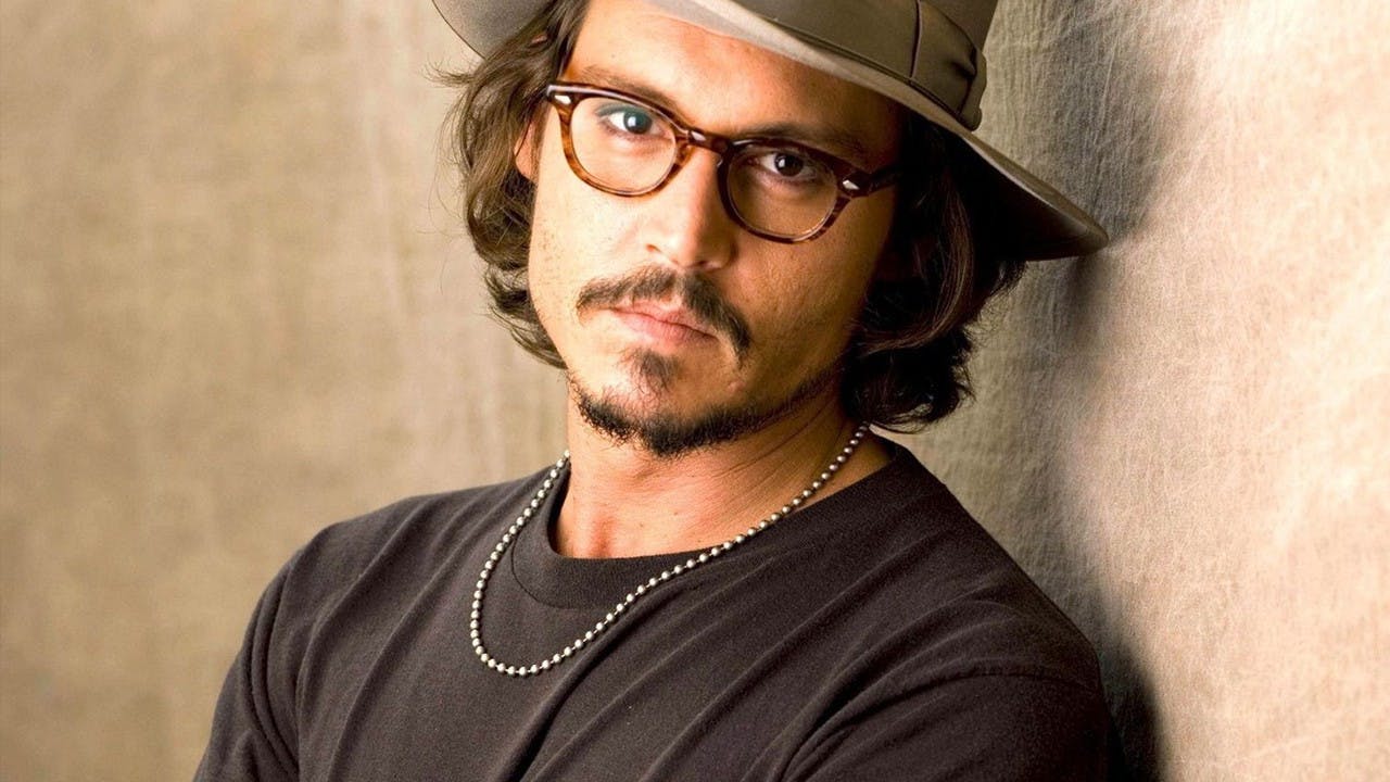 Johnny Depp posando para una fotografía