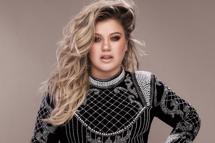 Kelly Clarkson en la portada de su disco 