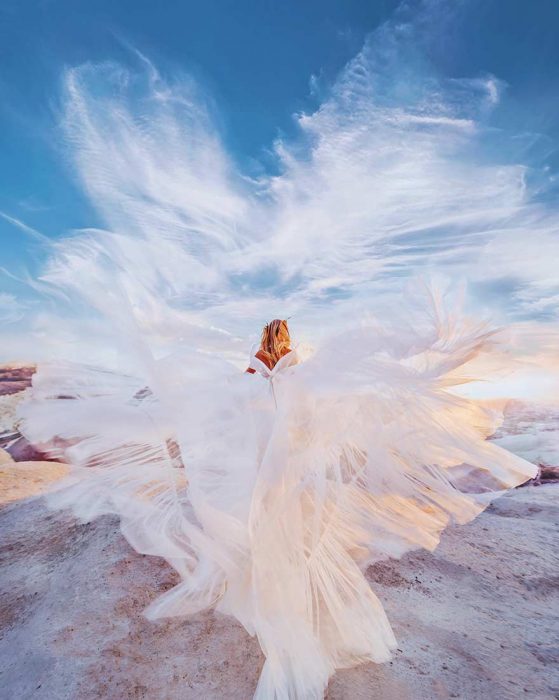 chica con vestido blanco 