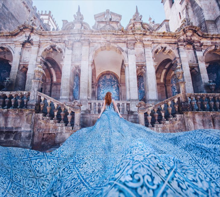 chica con vestido azul 