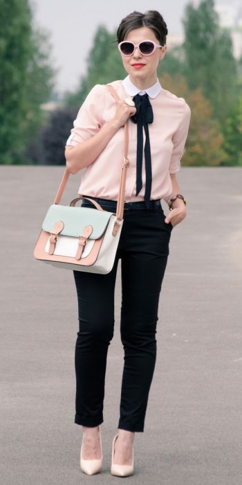 chica con camisa de vestir rosa 