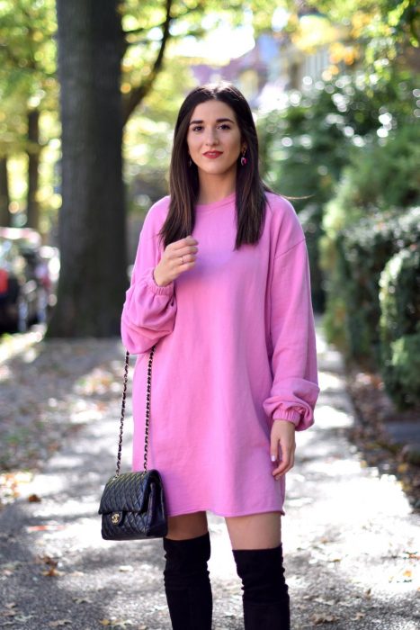 chica con camisón rosa 