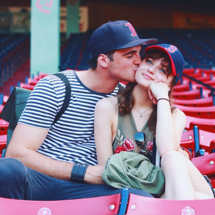 pareja d enovios con gorra 