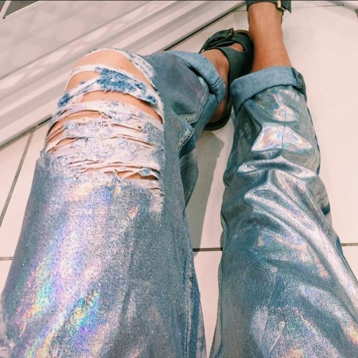Chica usando uno jeans de Unicornio 