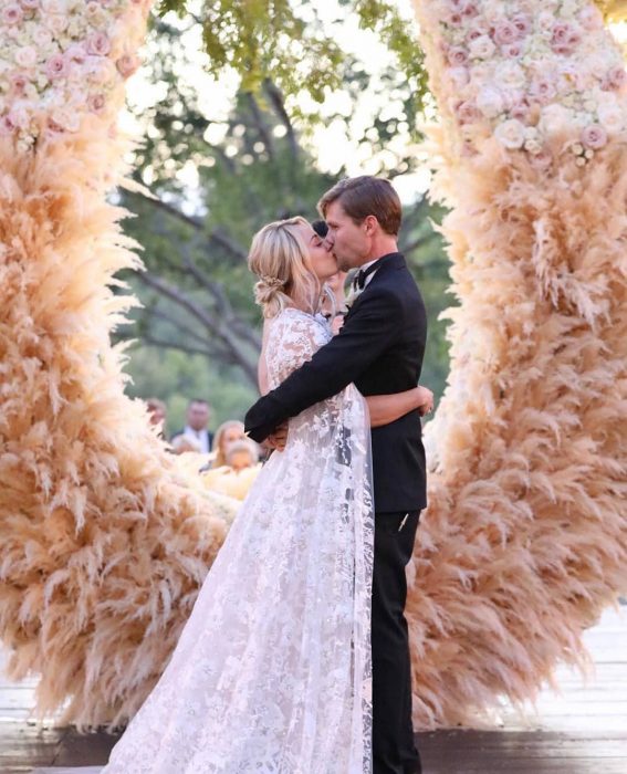 pareja de novios frente al altar