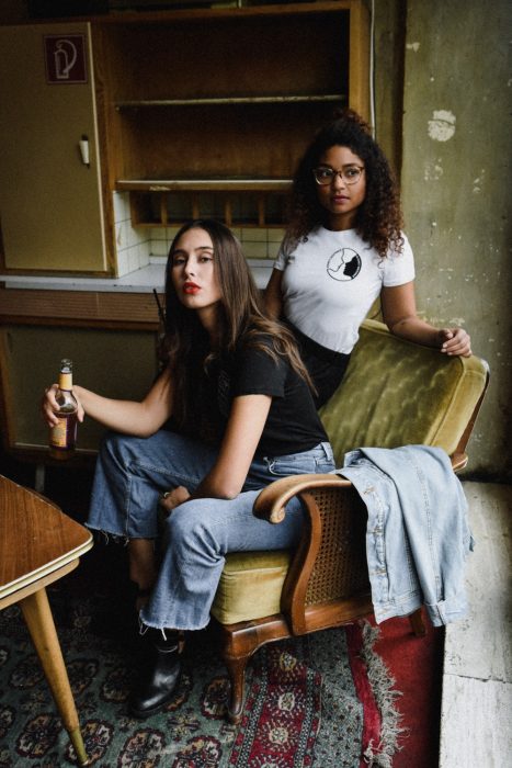 chicas bebiendo cerveza 